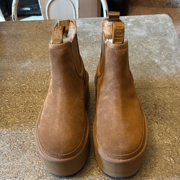 Brand New Women’s UGG Neumel Platform Chelsea Bootie Wedge MSRP $295 Brown Sz 8